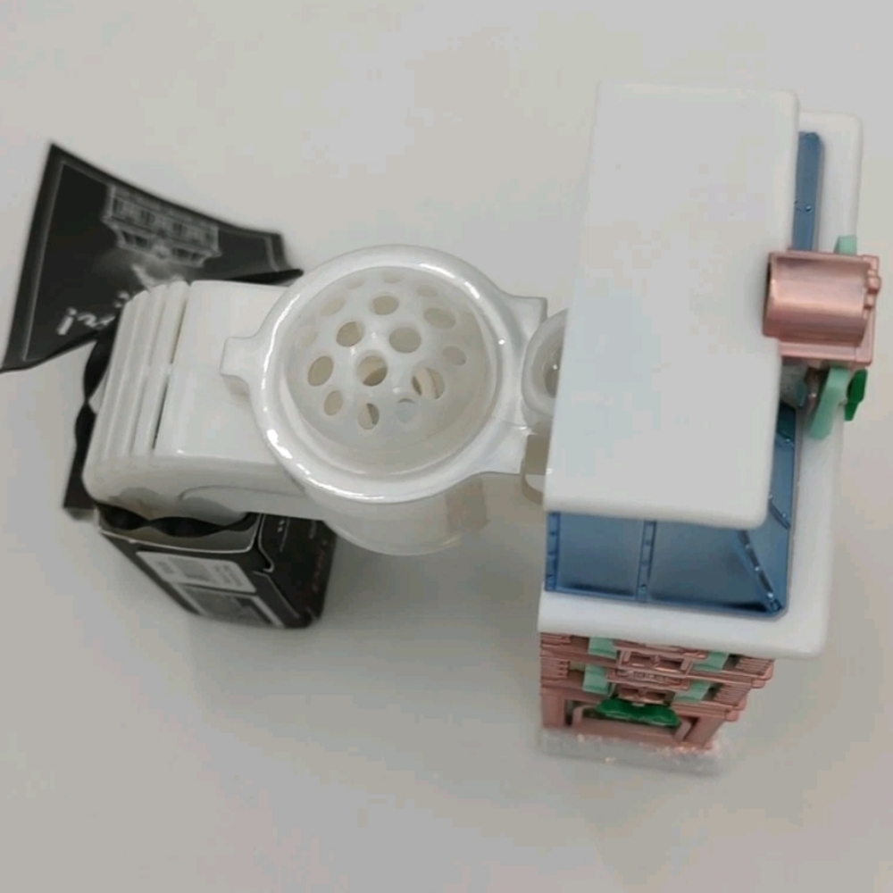 Bath & Body Works Emily in Paris Parisian Bakeshop Projector Wallflowers Plug In - Picture 6 of 8